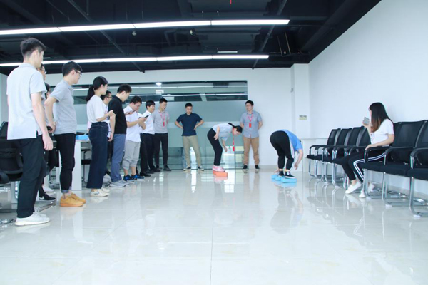 摸石頭過河比賽現(xiàn)場